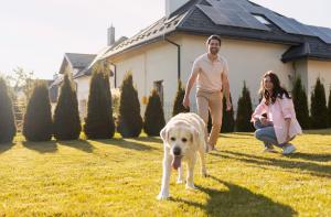 panneaux photovoltaïques maison dans le tarn et famille