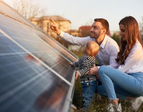 famille devant des panneaux solaires