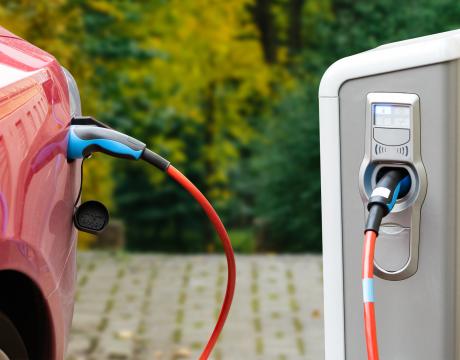 véhicule électrique entrain de charger