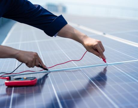 maintenance d'un panneau solaire à castres