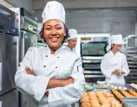 cuisiniers dans cuisine professionnelle