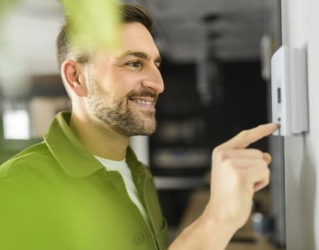 homme qui règle le chauffage