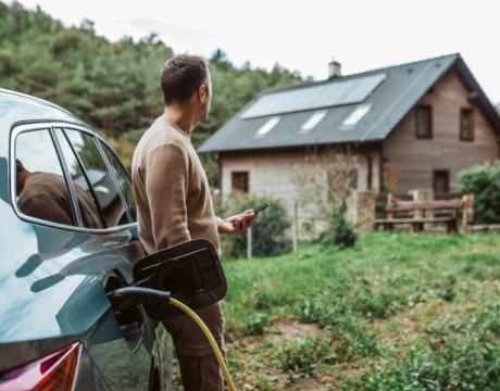 borne recharge voiture électrique devant maison
