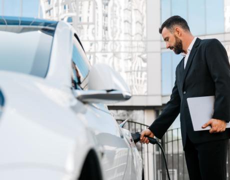 professionnel qui recharge sa voiture électronique