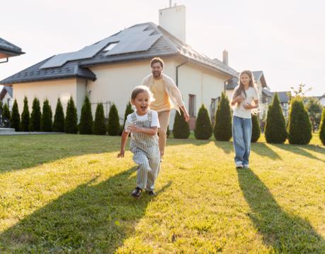photovoltaique sur le toit d'une maison familiale