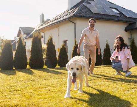 famille devant maison avec des panneaux solaires